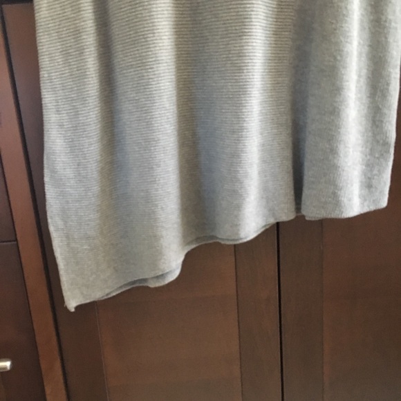 LIKE NEW Tunic Sweater - Picture 7 of 7